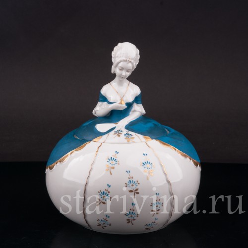 Шкатулка из фарфора Дама в синем платье, Hertwig & Co, Германия, 1920-30 гг.