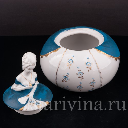 Шкатулка из фарфора Дама в синем платье, Hertwig & Co, Германия, 1920-30 гг.