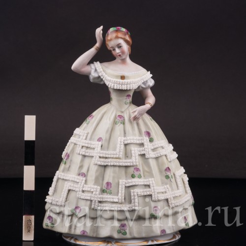 Фигурка девушки из фарфора Дама в модном платье, Sitzendorf, Германия, вт. пол. 20 в.