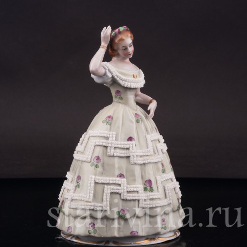 Фигурка девушки из фарфора Дама в модном платье, Sitzendorf, Германия, вт. пол. 20 в.