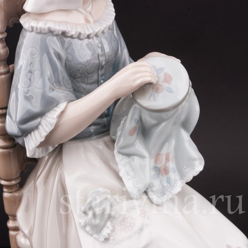 Статуэтка девушки из фарфора Вышивальщица, Lladro, Испания, 1974 г.