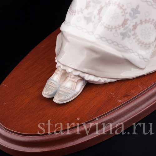 Статуэтка девушки из фарфора Вышивальщица, Lladro, Испания, 1974 г.