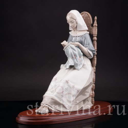 Статуэтка девушки из фарфора Вышивальщица, Lladro, Испания, 1974 г.