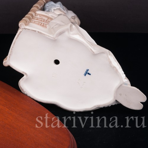 Статуэтка девушки из фарфора Вышивальщица, Lladro, Испания, 1974 г.