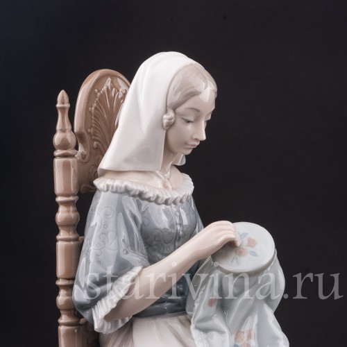 Статуэтка девушки из фарфора Вышивальщица, Lladro, Испания, 1974 г.