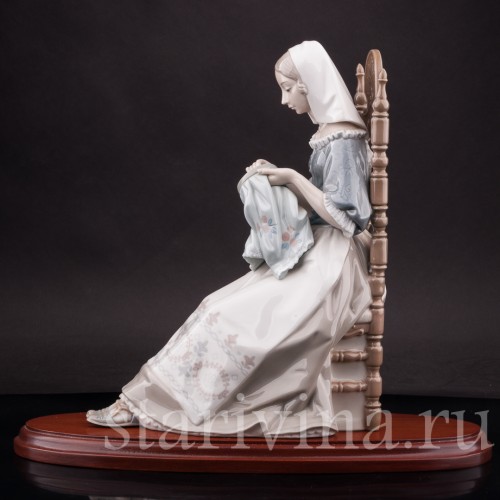 Статуэтка девушки из фарфора Вышивальщица, Lladro, Испания, 1974 г.