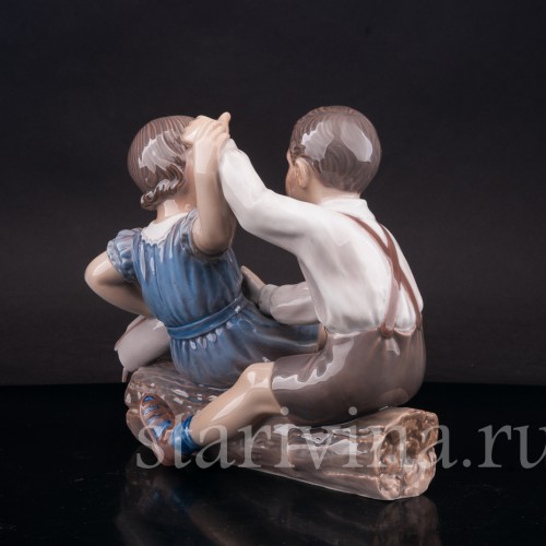 Фигурка из фарфора Девочка и мальчик с корабликом, Dahl Jensen, Дания, 1920-80 гг.