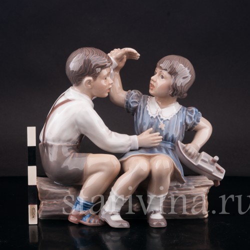Фигурка из фарфора Девочка и мальчик с корабликом, Dahl Jensen, Дания, 1920-80 гг.