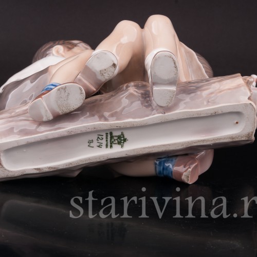 Фигурка из фарфора Девочка и мальчик с корабликом, Dahl Jensen, Дания, 1920-80 гг.