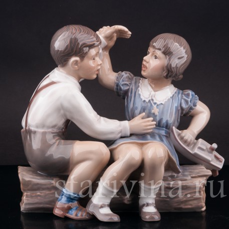 Фигурка из фарфора Девочка и мальчик с корабликом, Dahl Jensen, Дания, 1920-80 гг.