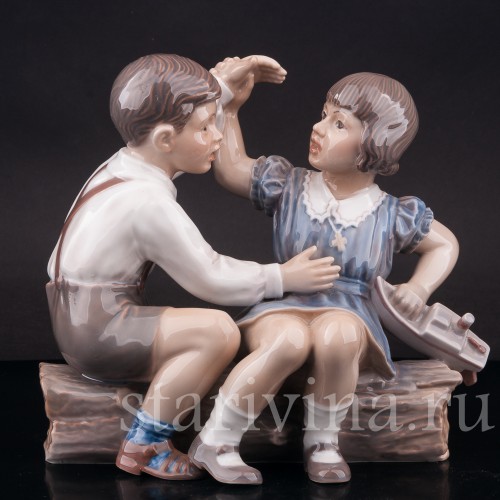 Фигурка из фарфора Девочка и мальчик с корабликом, Dahl Jensen, Дания, 1920-80 гг.