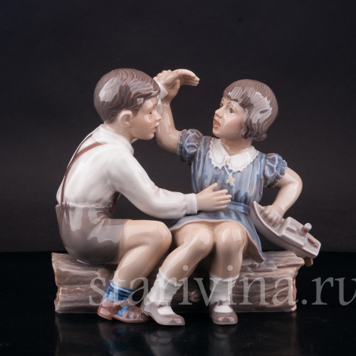 Фигурка из фарфора Девочка и мальчик с корабликом, Dahl Jensen, Дания, 1920-80 гг.