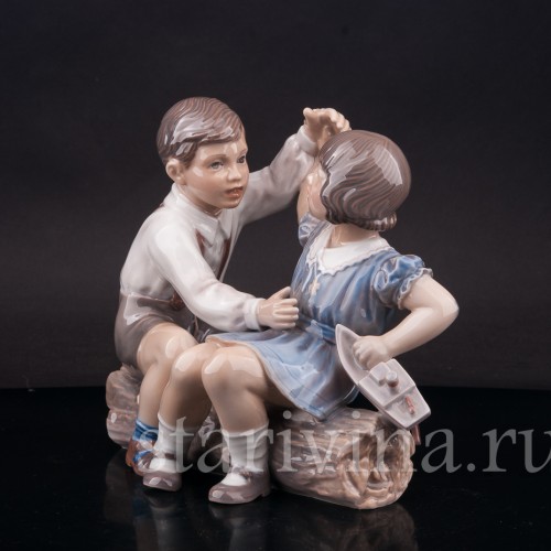 Фигурка из фарфора Девочка и мальчик с корабликом, Dahl Jensen, Дания, 1920-80 гг.