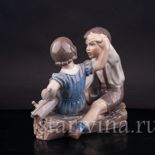 Фигурка из фарфора Девочка и мальчик с корабликом, Dahl Jensen, Дания, 1920-80 гг.