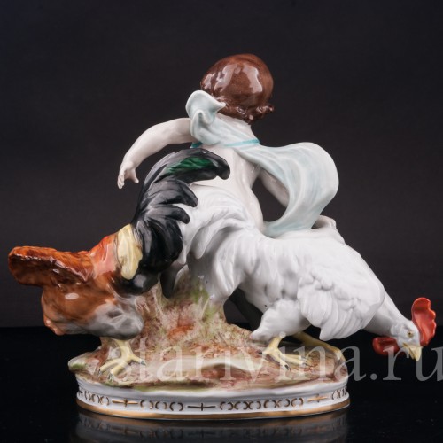 Фарфоровая статуэтка Путти, разнимающий петухов, Scheibe-Alsbach, Германия, перв. пол. 20 в.