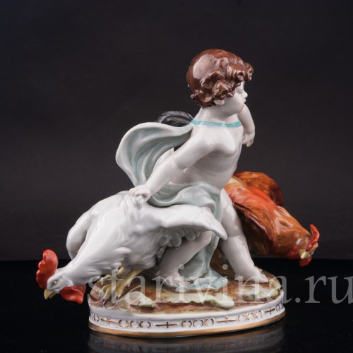 Фарфоровая статуэтка Путти, разнимающий петухов, Scheibe-Alsbach, Германия, перв. пол. 20 в.