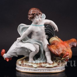 Фарфоровая статуэтка Путти, разнимающий петухов, Scheibe-Alsbach, Германия, перв. пол. 20 в.