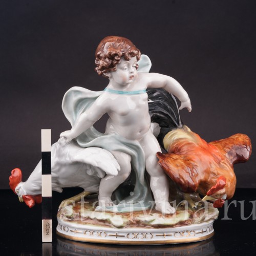 Фарфоровая статуэтка Путти, разнимающий петухов, Scheibe-Alsbach, Германия, перв. пол. 20 в.
