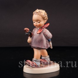 Фигурка мальчика из фарфора Маленький профессор, Goebel, Германия, 1992 г.