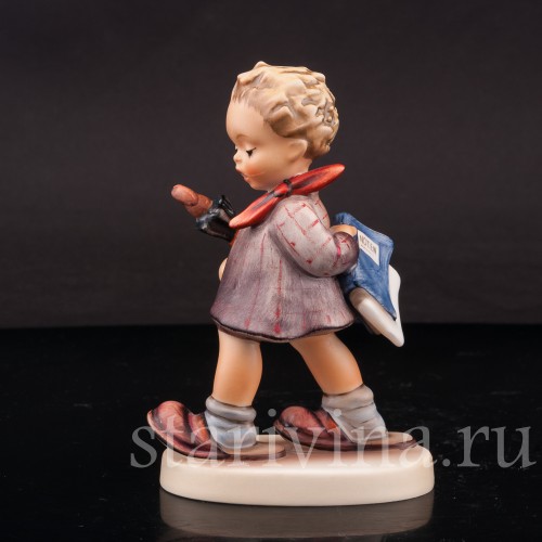 Фигурка мальчика из фарфора Маленький профессор, Goebel, Германия, 1992 г.