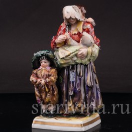 Фигурка из фарфора Нищенка с трёмя детьми, Дрезден, Германия, пер. пол. 20 в.