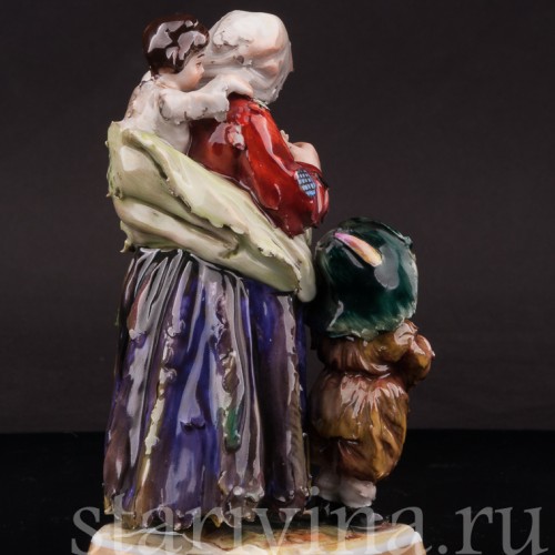 Фигурка из фарфора Нищенка с трёмя детьми, Дрезден, Германия, пер. пол. 20 в.