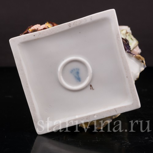 Фигурка из фарфора Нищенка с трёмя детьми, Дрезден, Германия, пер. пол. 20 в.