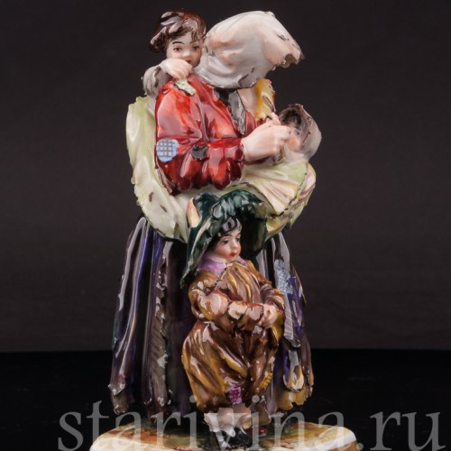Фигурка из фарфора Нищенка с трёмя детьми, Дрезден, Германия, пер. пол. 20 в.
