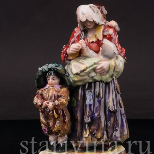 Фигурка из фарфора Нищенка с трёмя детьми, Дрезден, Германия, пер. пол. 20 в.