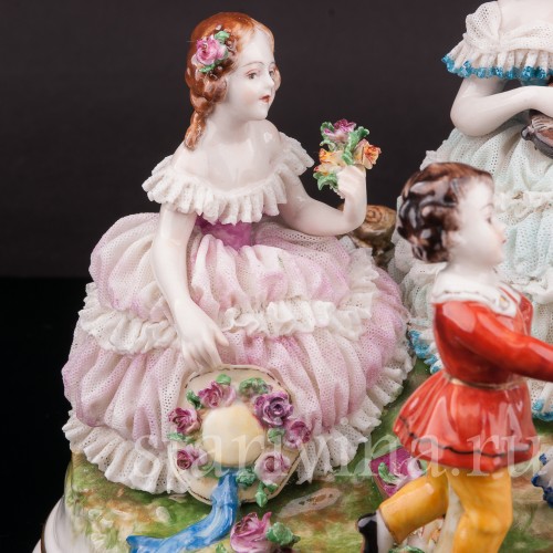 Фарфоровая статуэтка Танцы на лужайке, кружевная, Volkstedt, Германия, нач. 20 в.