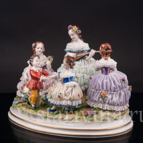 Фарфоровая статуэтка Танцы на лужайке, кружевная, Volkstedt, Германия, нач. 20 в.