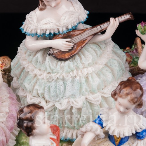Фарфоровая статуэтка Танцы на лужайке, кружевная, Volkstedt, Германия, нач. 20 в.