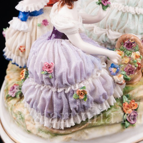 Фарфоровая статуэтка Танцы на лужайке, кружевная, Volkstedt, Германия, нач. 20 в.