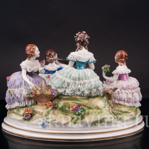 Фарфоровая статуэтка Танцы на лужайке, кружевная, Volkstedt, Германия, нач. 20 в.