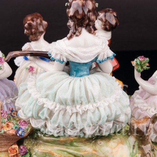 Фарфоровая статуэтка Танцы на лужайке, кружевная, Volkstedt, Германия, нач. 20 в.