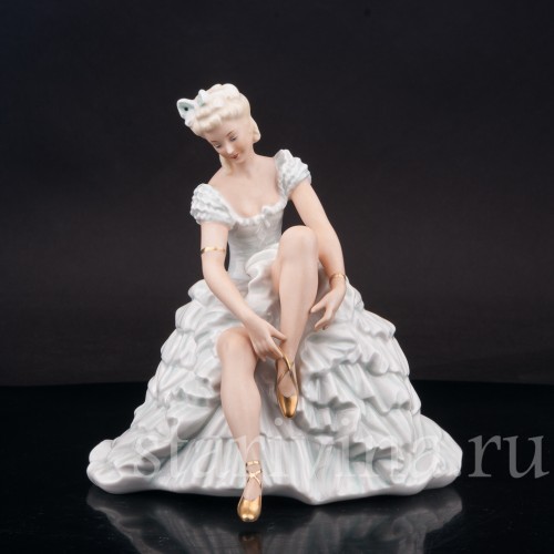 Фарфоровая статуэтка Балерина, завязывающая балетную туфельку, Schaubach Kunst, Германия, 1920-40е гг.