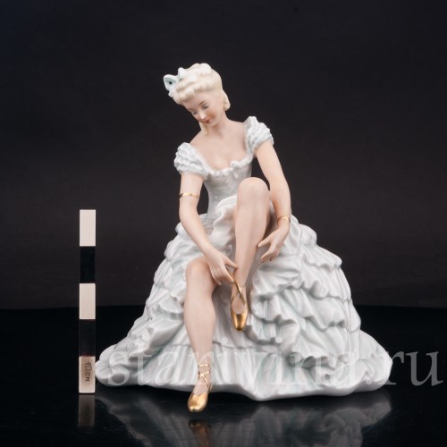 Фарфоровая статуэтка Балерина, завязывающая балетную туфельку, Schaubach Kunst, Германия, 1920-40е гг.