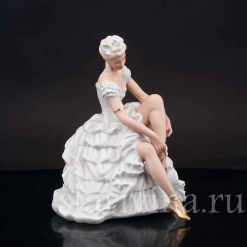 Фарфоровая статуэтка Балерина, завязывающая балетную туфельку, Schaubach Kunst, Германия, 1920-40е гг.