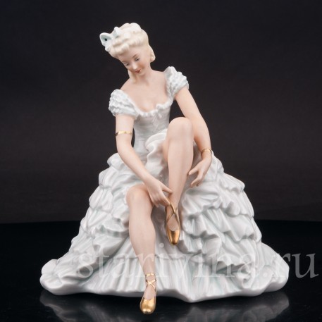 Фарфоровая статуэтка Балерина, завязывающая балетную туфельку, Schaubach Kunst, Германия, 1920-40е гг.