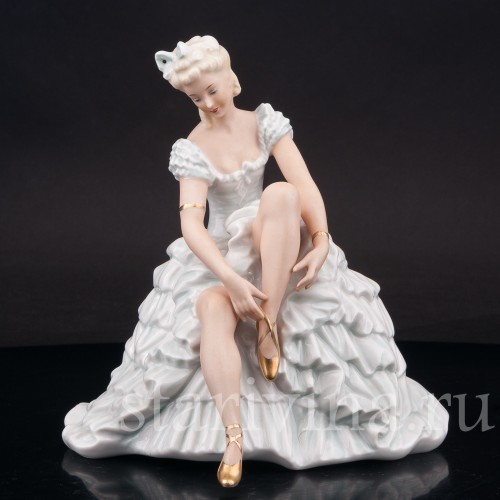 Фарфоровая статуэтка Балерина, завязывающая балетную туфельку, Schaubach Kunst, Германия, 1920-40е гг.