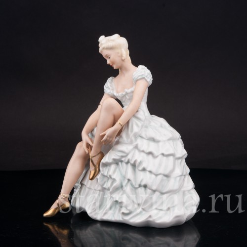Фарфоровая статуэтка Балерина, завязывающая балетную туфельку, Schaubach Kunst, Германия, 1920-40е гг.