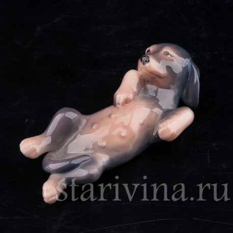 Фигурка собаки из фарфора Щенок таксы, лежащий на спине Royal Copenhagen, Дания, 1990 гг.
