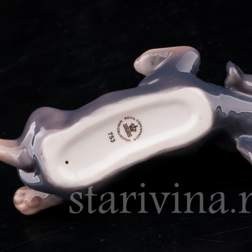 Фигурка собаки из фарфора Щенок таксы, лежащий на спине Royal Copenhagen, Дания, 1990 гг.