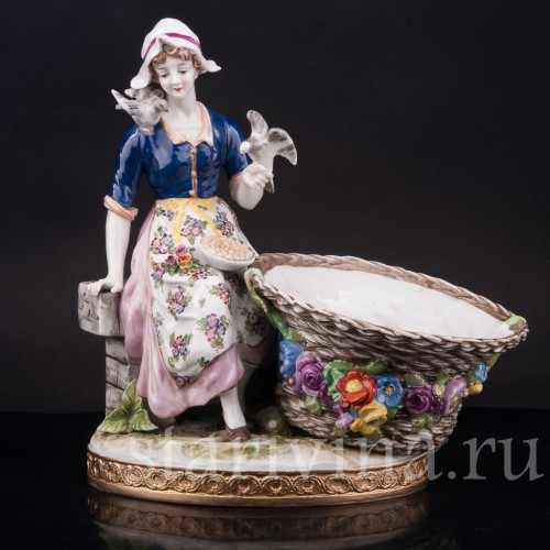 Фарфоровая статуэтка Девушка с корзиной, кормящая птиц (Золушка), Volkstedt, Германия, кон. 19 в.