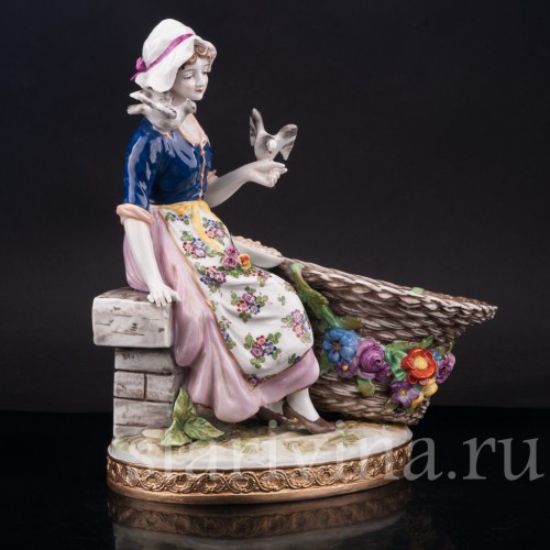 Фарфоровая статуэтка Девушка с корзиной, кормящая птиц (Золушка), Volkstedt, Германия, кон. 19 в.