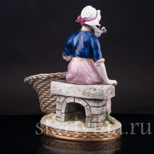 Фарфоровая статуэтка Девушка с корзиной, кормящая птиц (Золушка), Volkstedt, Германия, кон. 19 в.