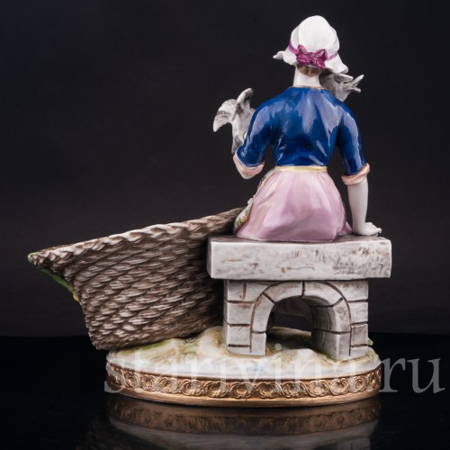 Фарфоровая статуэтка Девушка с корзиной, кормящая птиц (Золушка), Volkstedt, Германия, кон. 19 в.