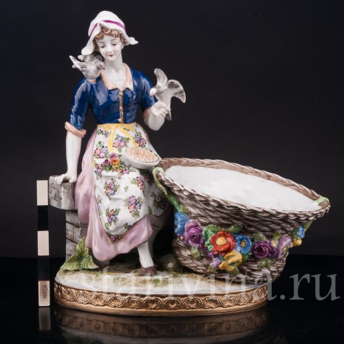 Фарфоровая статуэтка Девушка с корзиной, кормящая птиц (Золушка), Volkstedt, Германия, кон. 19 в.