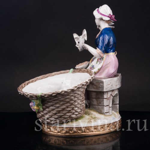 Фарфоровая статуэтка Девушка с корзиной, кормящая птиц (Золушка), Volkstedt, Германия, кон. 19 в.