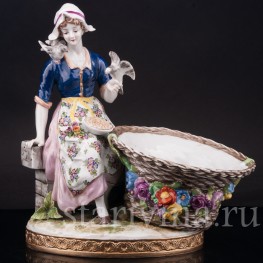 Фарфоровая статуэтка Девушка с корзиной, кормящая птиц (Золушка), Volkstedt, Германия, кон. 19 в.